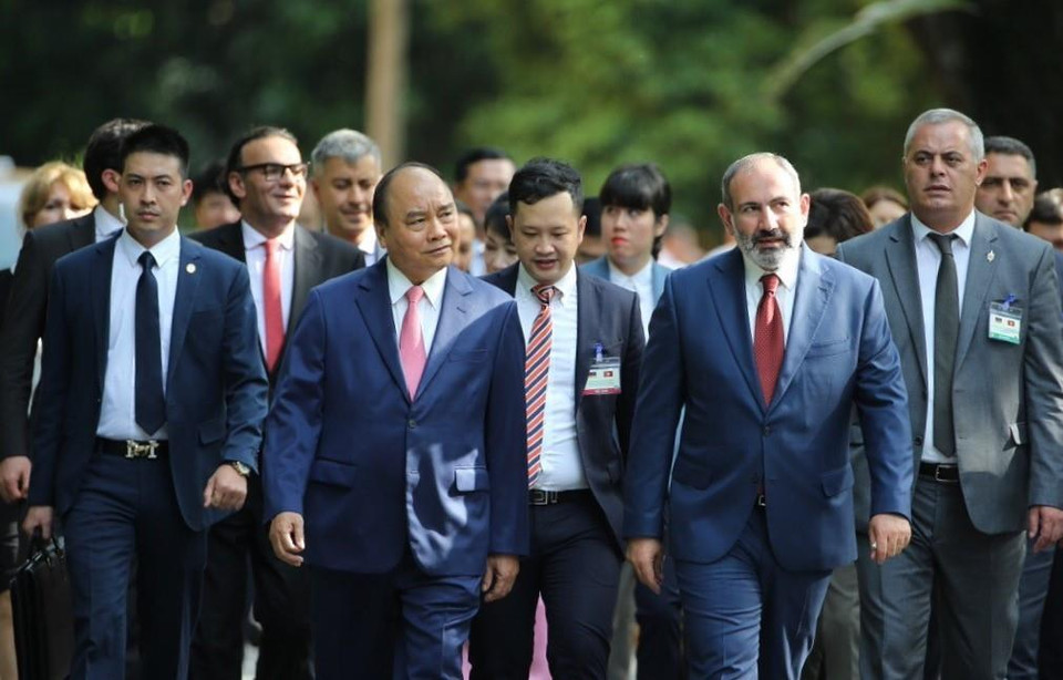 Thủ tướng Nguyễn Xuân Phúc và Thủ tướng Cộng hòa Armenia Nikol Pashinyan tại lễ đón chính thức. (Ảnh: Thống Nhất/TTXVN)