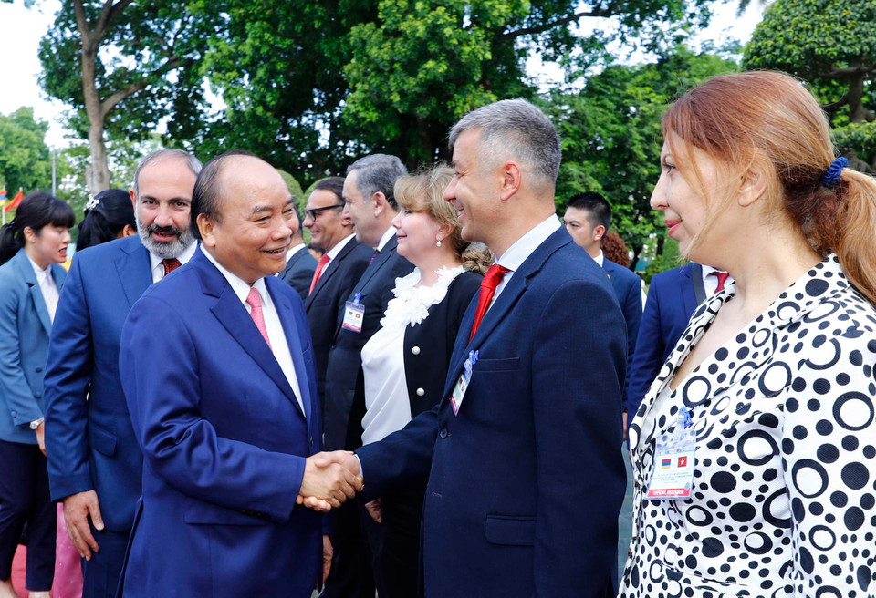 Thủ tướng Nguyễn Xuân Phúc gặp gỡ các thành viên chính thức Đoàn đại biểu Chính phủ Cộng hòa Armenia tại lễ đón. (Ảnh: Thống Nhất/TTXVN)