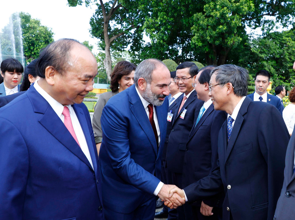  Thủ tướng Nguyễn Xuân Phúc giới thiệu các thành viên chính thức Đoàn đại biểu Việt Nam với Thủ tướng Cộng hòa Armenia Nikol Pashinyan tại lễ đón. (Ảnh: Thống Nhất/TTXVN)