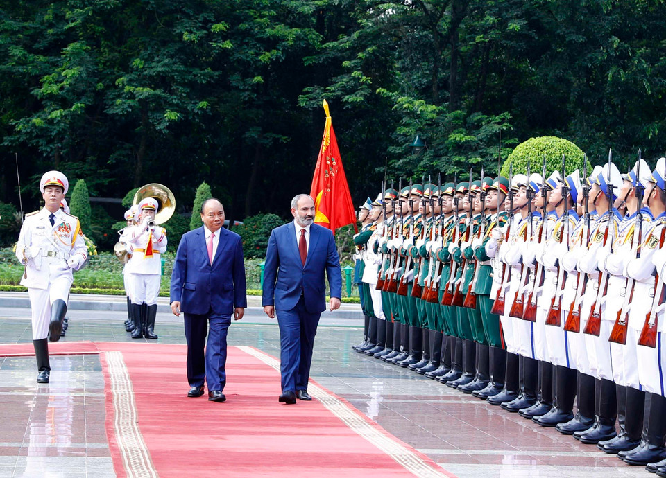 Thủ tướng Nguyễn Xuân Phúc và Thủ tướng Cộng hòa Armenia Nikol Pashinyan duyệt Đội danh dự Quân đội nhân dân Việt Nam. (Ảnh: Thống Nhất/TTXVN)