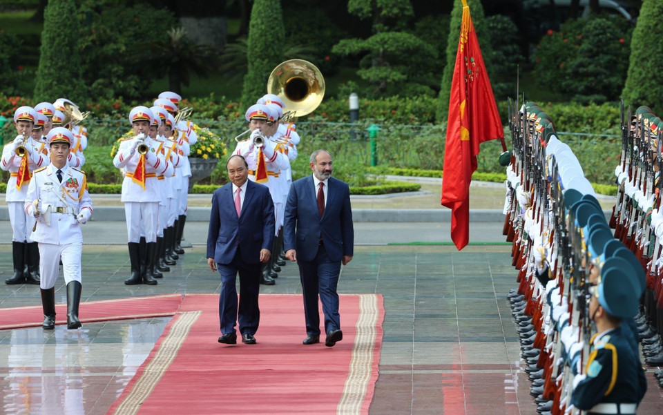 Thủ tướng Nguyễn Xuân Phúc và Thủ tướng Cộng hòa Armenia Nikol Pashinyan duyệt Đội danh dự Quân đội nhân dân Việt Nam. (Ảnh: Thống Nhất/TTXVN)