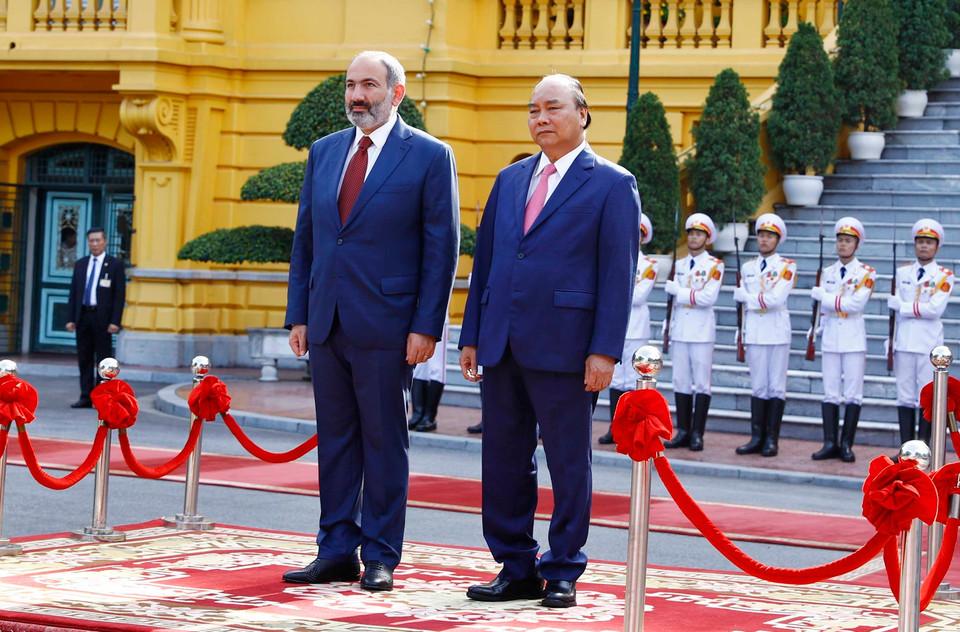 Thủ tướng Nguyễn Xuân Phúc và Thủ tướng Cộng hòa Armenia Nikol Pashinyan nghe Quân nhạc cử Quốc thiều hai nước. (Ảnh: Thống Nhất/TTXVN)