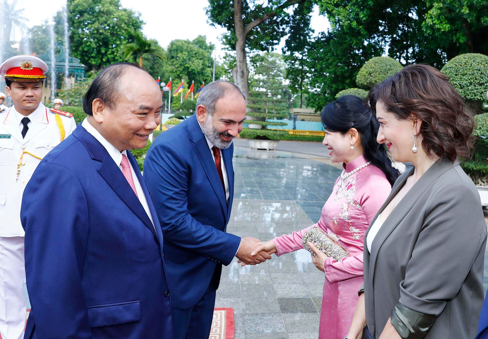  Thủ tướng Nguyễn Xuân Phúc và Phu nhân đón Thủ tướng Cộng hòa Armenia Nikol Pashinyan và Phu nhân. (Ảnh: Thống Nhất/TTXVN)