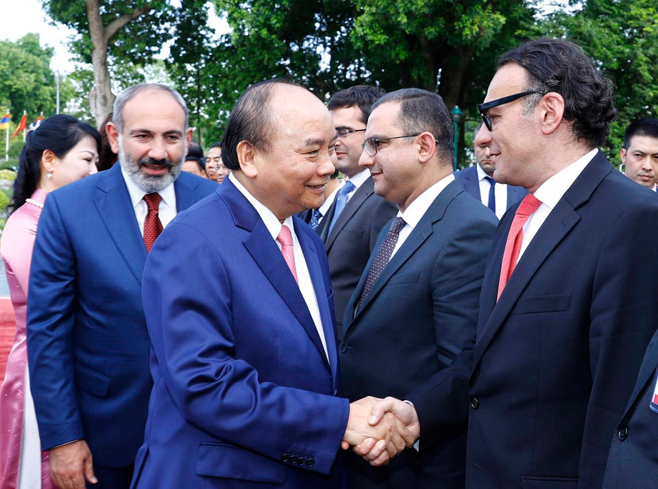 Thủ tướng Nguyễn Xuân Phúc gặp gỡ các thành viên chính thức Đoàn đại biểu Chính phủ Cộng hòa Armenia tại lễ đón. (Ảnh: Thống Nhất/TTXVN)