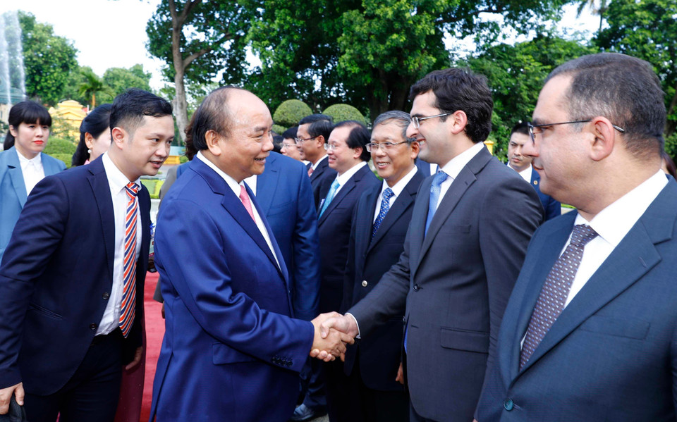 Thủ tướng Nguyễn Xuân Phúc gặp gỡ các thành viên chính thức Đoàn đại biểu Chính phủ Cộng hòa Armenia tại lễ đón. (Ảnh: Thống Nhất/TTXVN)