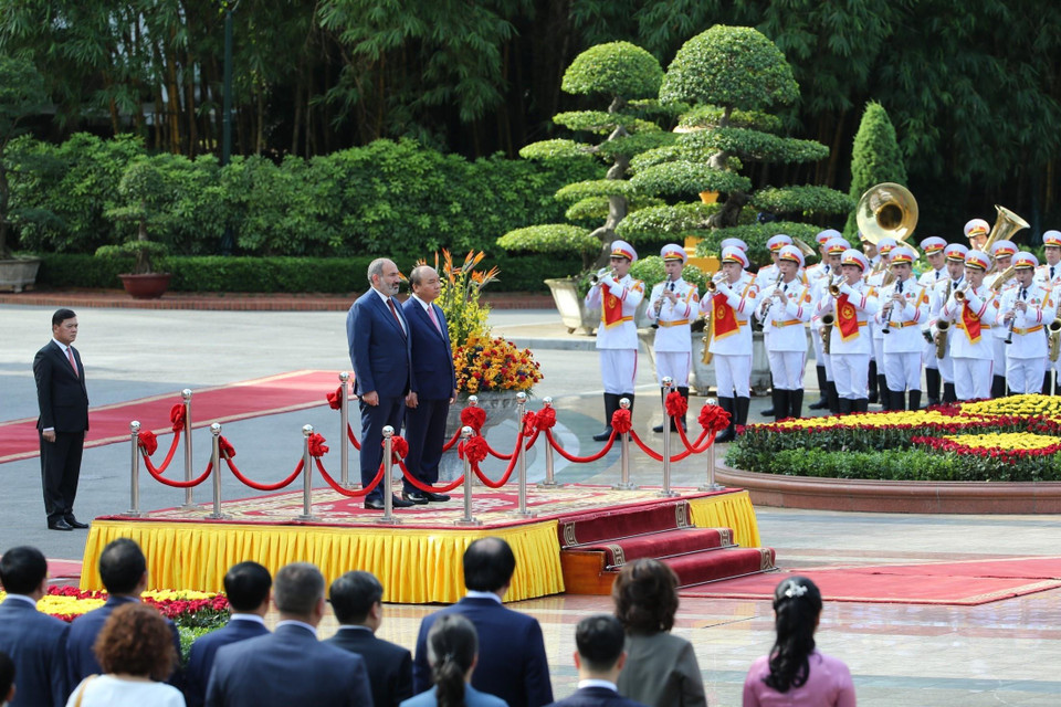 Thủ tướng Nguyễn Xuân Phúc và Thủ tướng Cộng hòa Armenia Nikol Pashinyan nghe Quân nhạc cử Quốc thiều hai nước. (Ảnh: Thống Nhất/TTXVN)