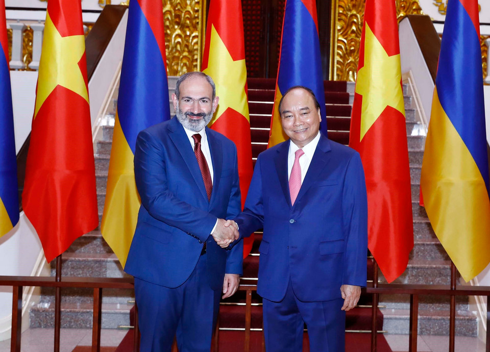 Thủ tướng Nguyễn Xuân Phúc và Thủ tướng Cộng hòa Armenia Nikol Pashinyan chụp ảnh chung tại Trụ sở Chính phủ. (Ảnh: Thống Nhất/TTXVN)