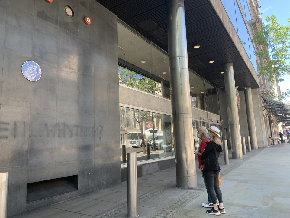 Tấm biển xanh gắn tên Chủ tịch Hồ Chí Minh thu hút du khách. (Ảnh: Hợp Nguyễn/Vietnam+)