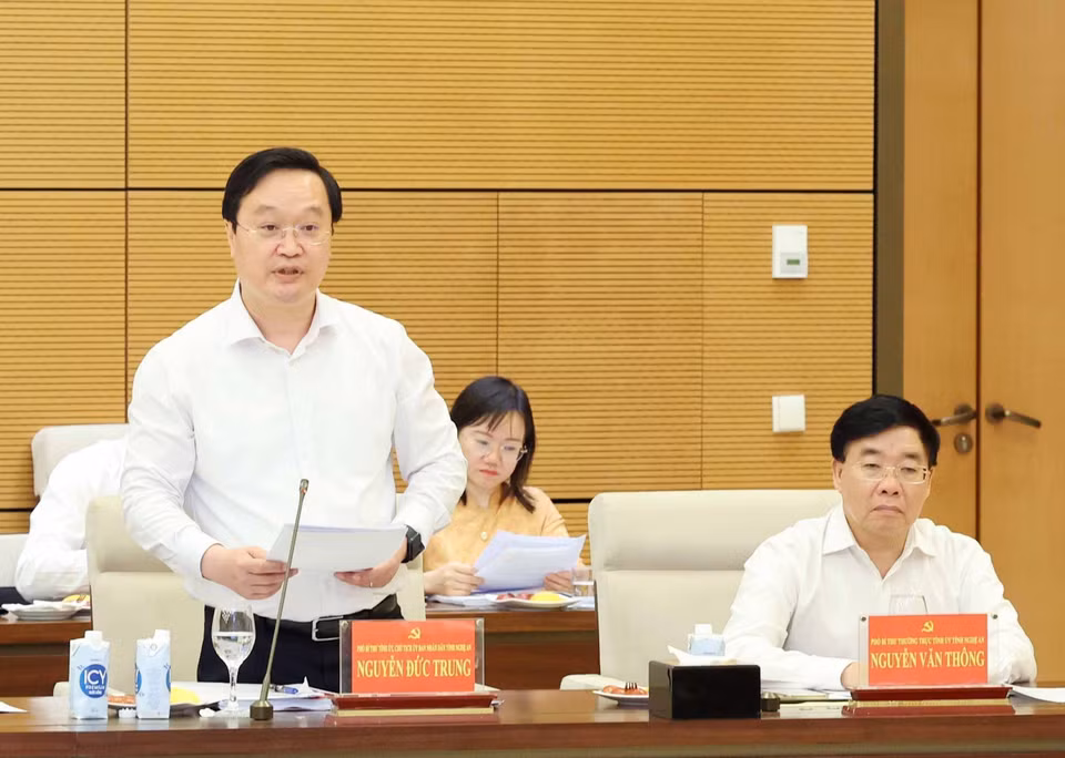 Phó Bí thư Tỉnh ủy, Chủ tịch UBND tỉnh Nghệ An Nguyễn Đức Trung trình bày báo cáo. (Ảnh: Nhan Sáng/TTXVN)