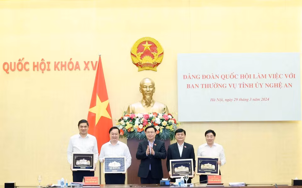 Chủ tịch Quốc hội Vương Đình Huệ tặng quà cho lãnh đạo tỉnh Nghệ An. (Ảnh: Nhan Sáng/TTXVN)