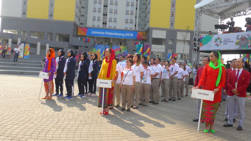 Các đoàn Việt Nam, Singapore và Iran tại lễ thượng cờ. (Nguồn: Vietnam+)