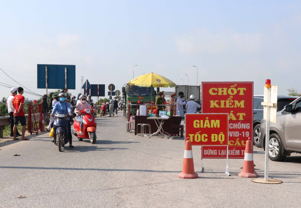 Lực lượng chức năng chốt tại cửa ngõ ra vào huyện Thuận Thành (Bắc Ninh) phòng chống dịch. (Nguồn: TTXVN)