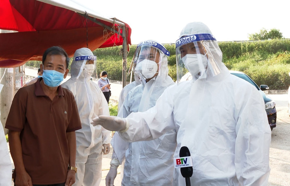 Lãnh đạo tỉnh Bắc Ninh thăm, kiểm tra chốt kiểm soát tại xã Mão Điền, huyện Thuận Thành. (Nguồn: TTXVN)