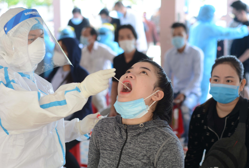 Lấy mẫu xét nghiệm SARS-CoV-2 diện rộng cho 500 trường hợp thuộc nhóm có nguy cơ cao là nhân viên, người làm việc tại các vũ trường, karaoke, spa, massage trên địa bàn Đà Nẵng. (Nguồn: TTXVN)