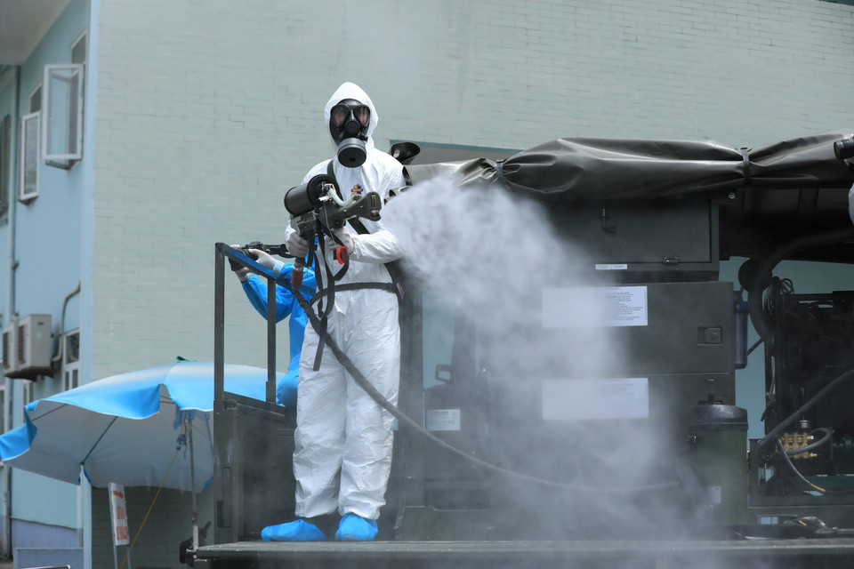 Cán bộ, chiến sỹ Binh chủng Hóa học và Bộ Tư lệnh Thủ đô phun khử khuẩn tại Bệnh viện K cơ sở Tân Triều. (Nguồn: TTXVN) 