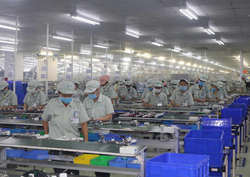 Công nhân tại Công ty TNHH YOKOWO Việt Nam (Hà Nam) thường xuyên đeo khẩu trang để phòng chống dịch COVID-19. (Nguồn: TTXVN)9. 