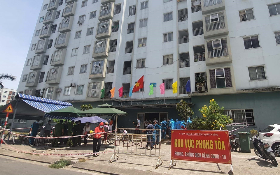Chung cư 12T3 (đường Bùi Dương Lịch, phường Nại Hiên Đông, quận Sơn Trà, thành phố Đà Nẵng) được cách ly phòng, chống dịch. (Ảnh: TTXVN)