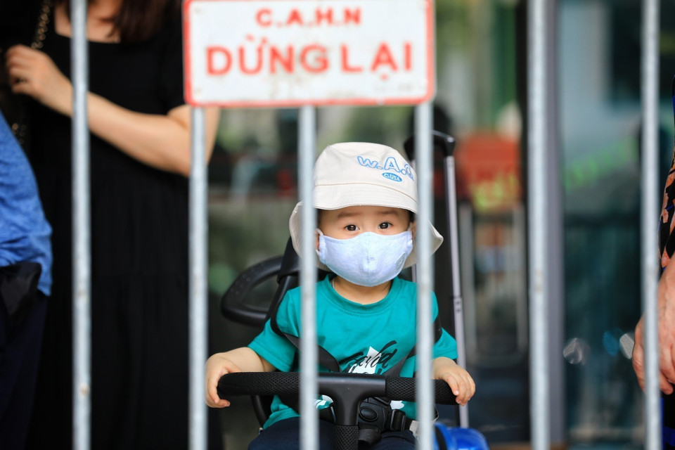 Những cư dân sống tại tòa nhà The Legacy (106 Ngụy Như Kon Tum-Hà Nội) liên quan đến ca dương tính mới phải cách ly tại nhà. (Nguồn: TTXVN) 