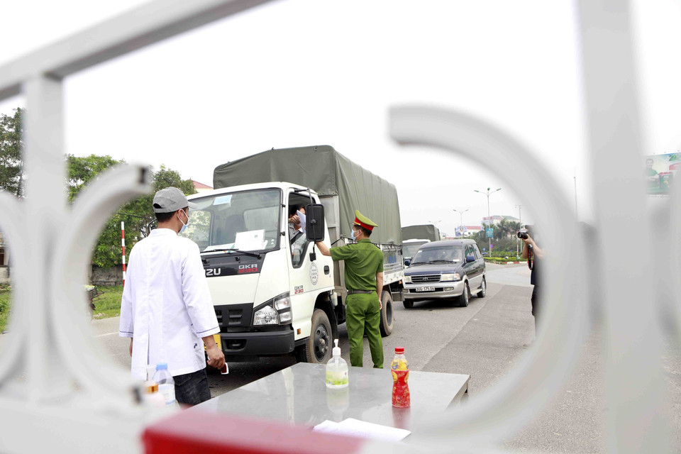 Tỉnh Vĩnh Phúc lập 11 chốt kiểm soát các tuyến đường vào thành phố Vĩnh Yên phòng chống dịch COVID-19. (Nguồn: TTXVN) 