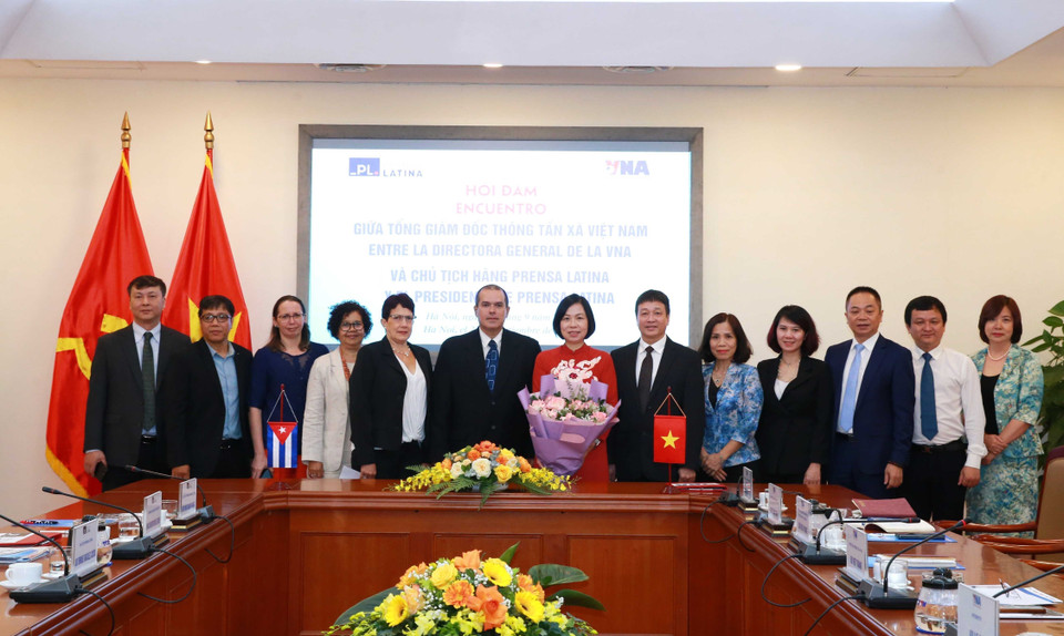 Chủ tịch Thông tấn xã Prensa Latina (Cuba) Luis Enrique Gonzalez Acosta và Tổng Biên tập Báo ảnh Việt Nam Nguyễn Thắng ký Thỏa thuận hợp tác về in và phát hành Báo ảnh Việt Nam tại khu vực Mỹ Latinh. (Ảnh: Phương Hoa/TTXVN)