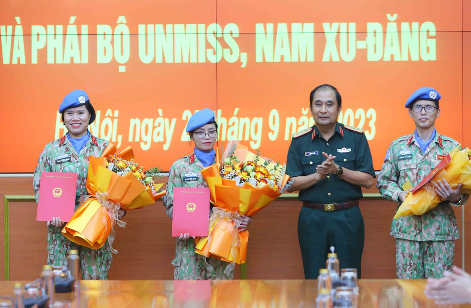 Thượng tướng Phùng Sĩ Tấn, Phó Tổng Tham mưu trưởng Quân đội Nhân dân Việt Nam trao quyết định cho các sỹ quan nhận nhiệm vụ. (Ảnh: An Đăng/TTXVN)