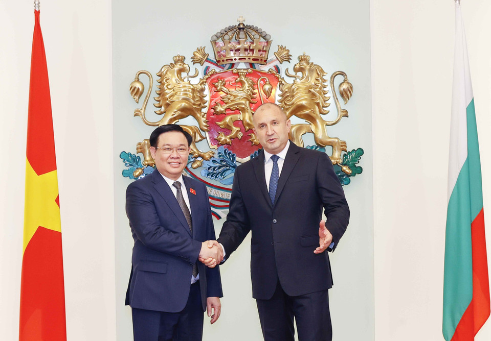 Chủ tịch Quốc hội Vương Đình Huệ và Tổng thống Bulgaria Rumen Radev. (Ảnh: Doãn Tấn/TTXVN)