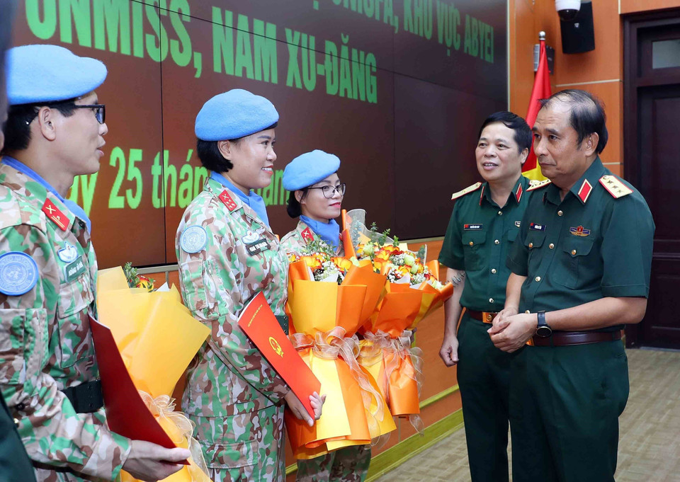 Thượng tướng Phùng Sĩ Tấn, Phó Tổng Tham mưu trưởng Quân đội Nhân dân Việt Nam động viên các sỹ quan lên đường làm nhiệm vụ. (Ảnh: An Đăng/TTXVN)