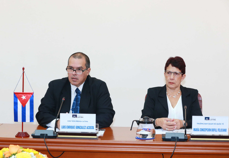 Chủ tịch Thông tấn xã Prensa Latina (Cuba) Luis Enrique González Acosta phát biểu tại hội đàm. (Ảnh: Phương Hoa/TTXVN)