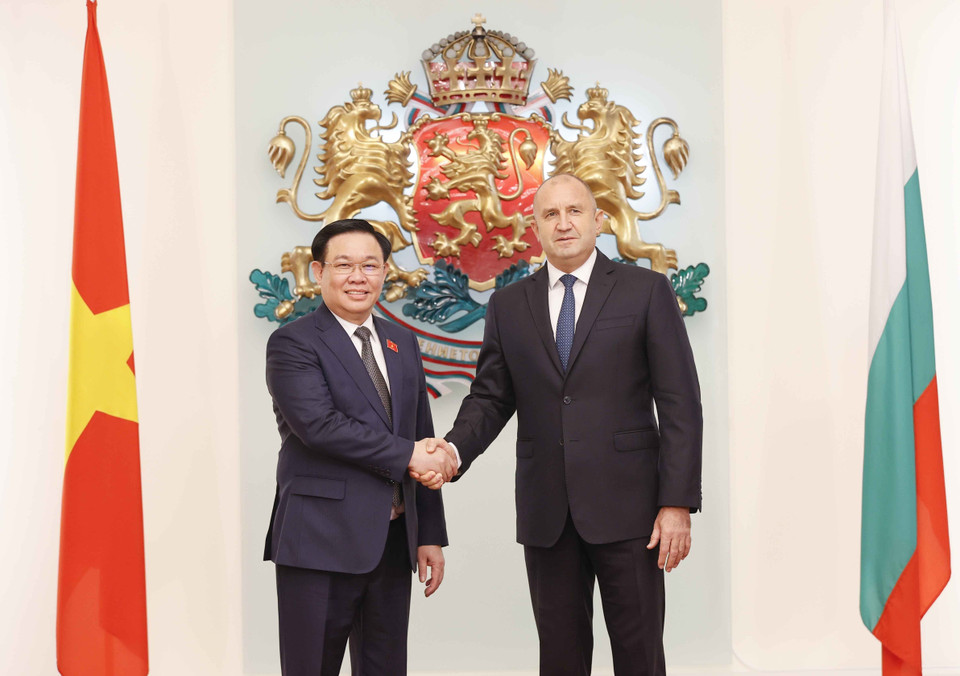 Chủ tịch Quốc hội Vương Đình Huệ và Tổng thống Bulgaria Rumen Radev. (Ảnh: Doãn Tấn/TTXVN)