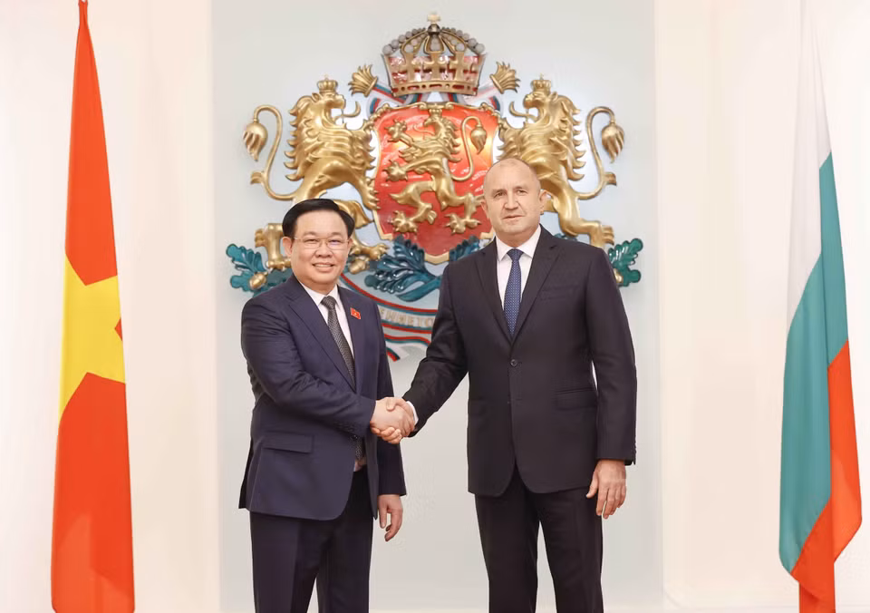 Chủ tịch Quốc hội Vương Đình Huệ và Tổng thống Bulgaria Rumen Radev. (Ảnh: Doãn Tấn/TTXVN)