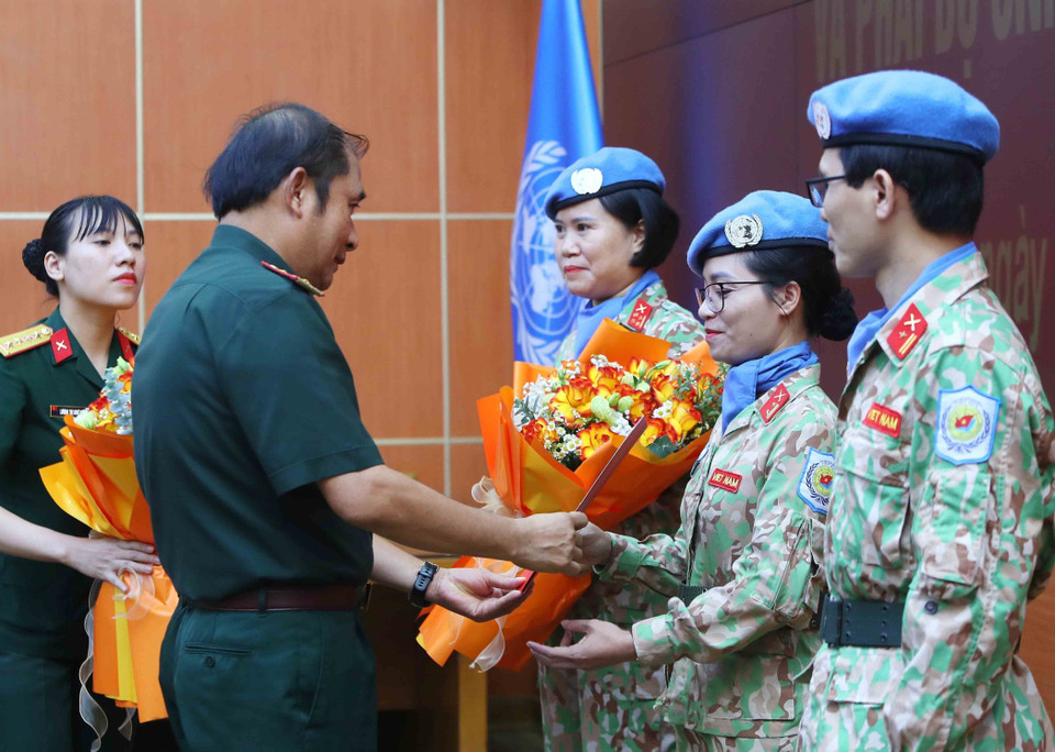 Thượng tướng Phùng Sĩ Tấn, Phó Tổng Tham mưu trưởng Quân đội Nhân dân Việt Nam động viên các sỹ quan lên đường làm nhiệm vụ. (Ảnh: An Đăng/TTXVN)