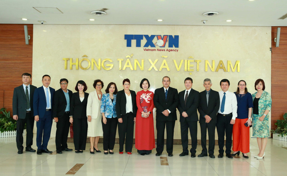 Đoàn đại biểu Thông tấn xã Việt Nam và Thông tấn xã Prensa Latina (Cuba) chụp ảnh lưu niệm. (Ảnh: Phương Hoa/TTXVN)