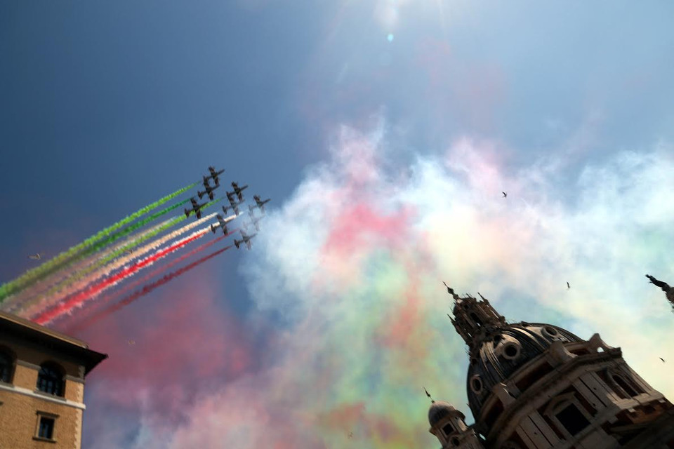 Ngày 2/6, Italy đã tổ chức diễu binh kỷ niệm Quốc khánh (Ngày Cộng hòa) lần thứ 71 tại đại lộ Via dei Fori Imperiali và trước Đài Tổ quốc ở thủ đô Rome. (Ảnh: Ngự Bình/Vietnam+)