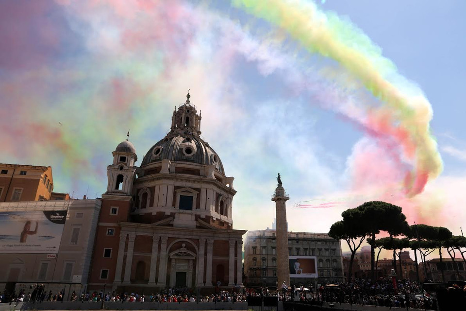 Buổi lễ có sự tham dự của hàng nghìn binh sĩ quân đội, cảnh sát, lính cứu hỏa cùng một số lực lượng dân sự. (Ảnh: Ngự Bình/Vietnam+)