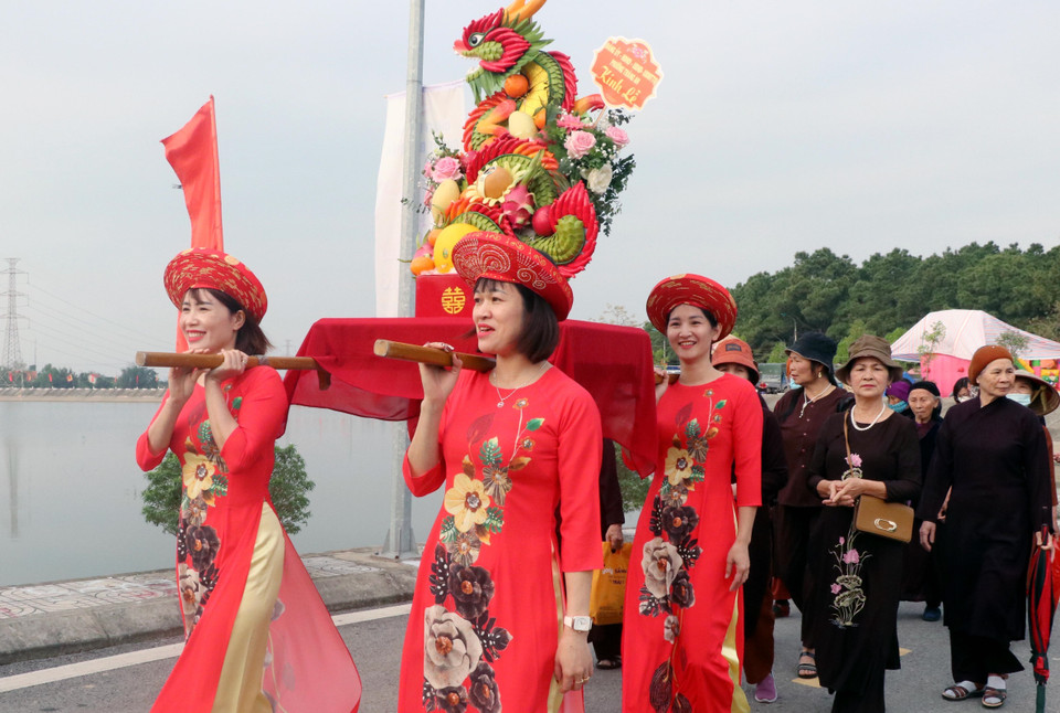 Lễ hội được tổ chức với các nghi thức rước, tế lễ cùng nhiều hoạt động văn hóa, thể dục thể thao, trò chơi dân gian. (Ảnh: Văn Đức/TTXVN)