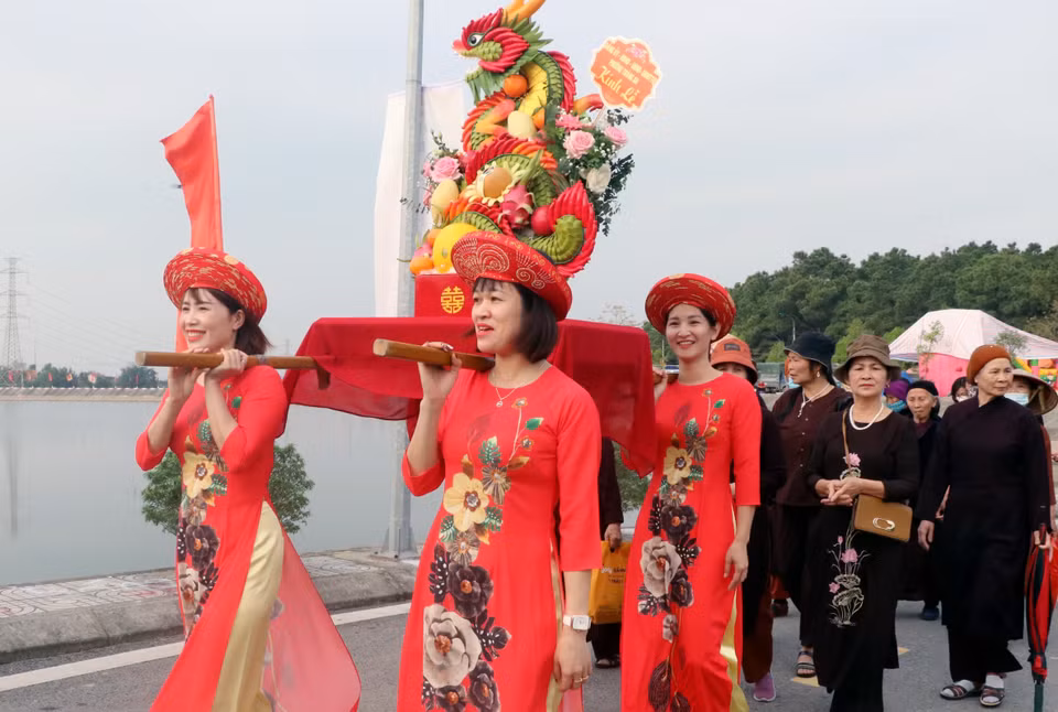 Lễ hội được tổ chức với các nghi thức rước, tế lễ cùng nhiều hoạt động văn hóa, thể dục thể thao, trò chơi dân gian. (Ảnh: Văn Đức/TTXVN)