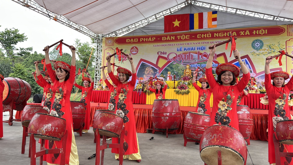 Màn trống hội khai mạc lễ hội. (Ảnh: Văn Đức/TTXVN)