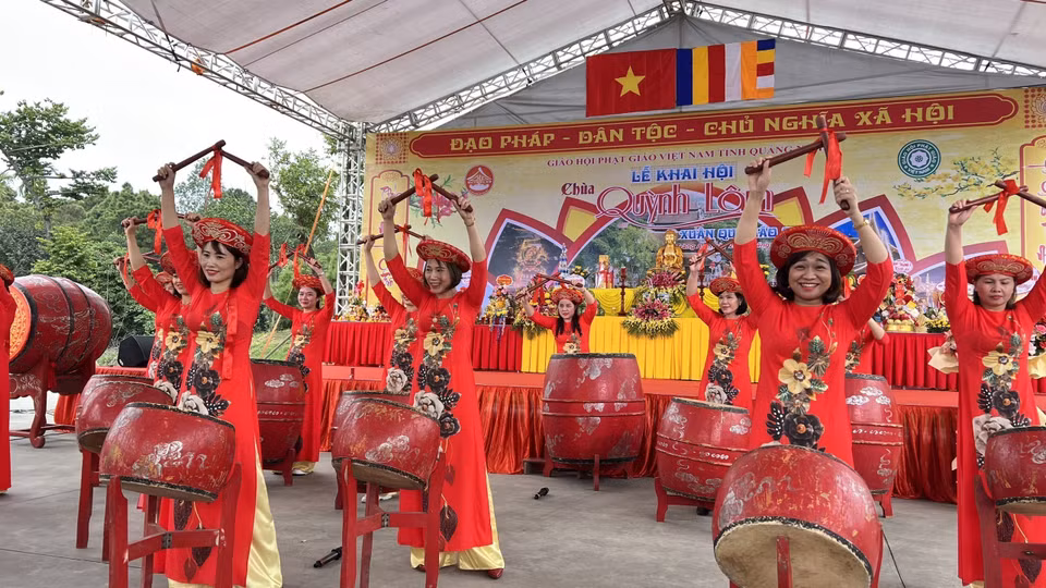 Màn trống hội khai mạc lễ hội. (Ảnh: Văn Đức/TTXVN)