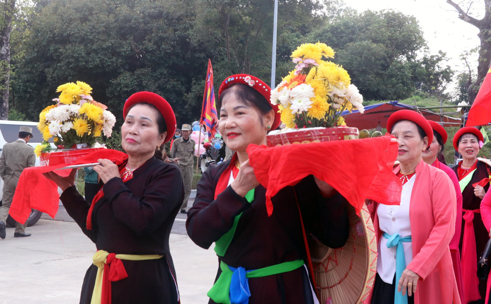  Rước lễ lên chùa. (Ảnh: Văn Đức/TTXVN)