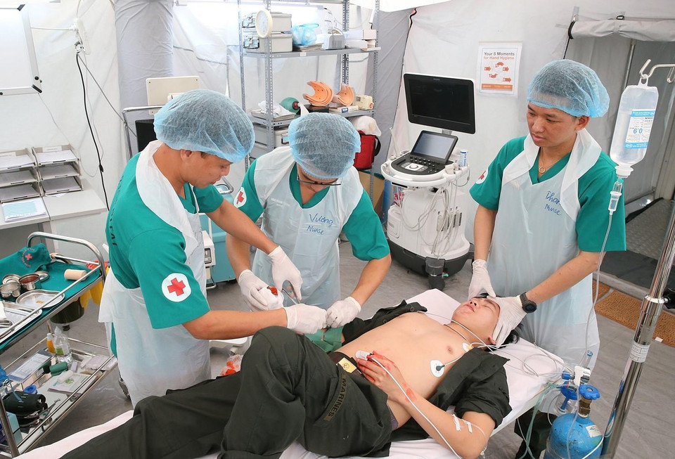 Diễn tập sơ cấp cứu nạn nhân tại Bệnh viện dã chiến cấp 2 số 2 tham gia lực lượng gìn giữ hòa bình của LHQ. (Ảnh: Dương Giang/TTXVN)