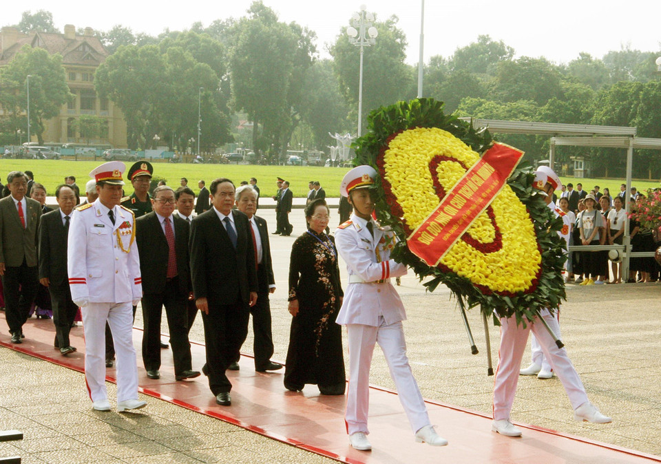 Đoàn đại biểu dự Đại hội đại biểu toàn quốc Mặt trận Tổ quốc Việt Nam lần thứ IX do ông Trần Thanh Mẫn, Bí thư Trung ương Đảng, Chủ tịch Ủy ban Trung ương Mặt trận Tổ quốc Việt Nam khóa VIII làm Trưởng đoàn đến đặt vòng hoa và vào Lăng viếng Chủ tịch Hồ Chí Minh. (Ảnh: Nguyễn Dân/TTXVN)