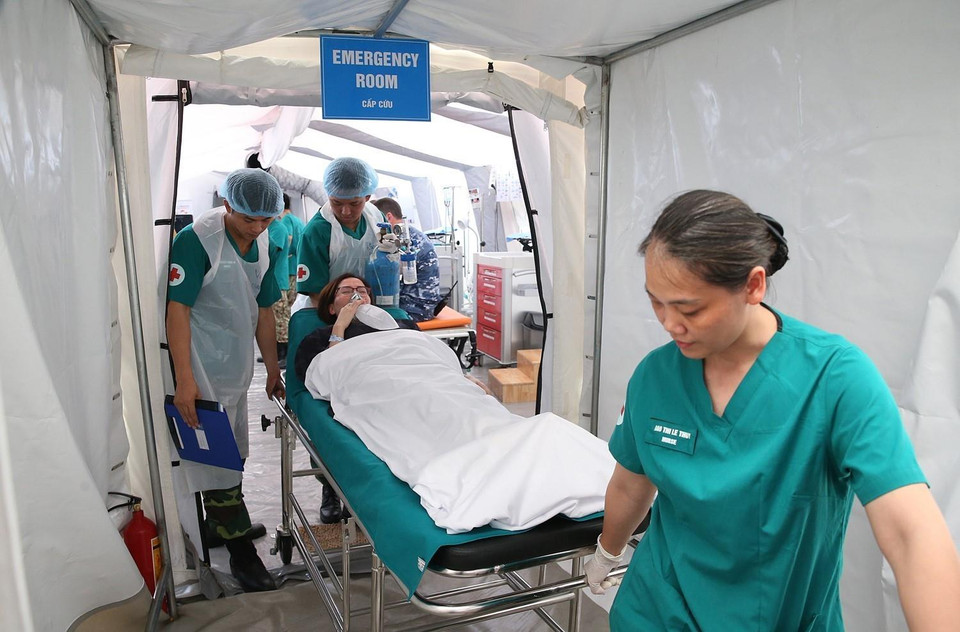 Diễn tập cấp cứu các nạn nhân tại bệnh viện dã chiến tham gia hoạt động gìn giữ hòa bình của Liên hợp quốc. (Ảnh: Dương Giang/TTXVN)