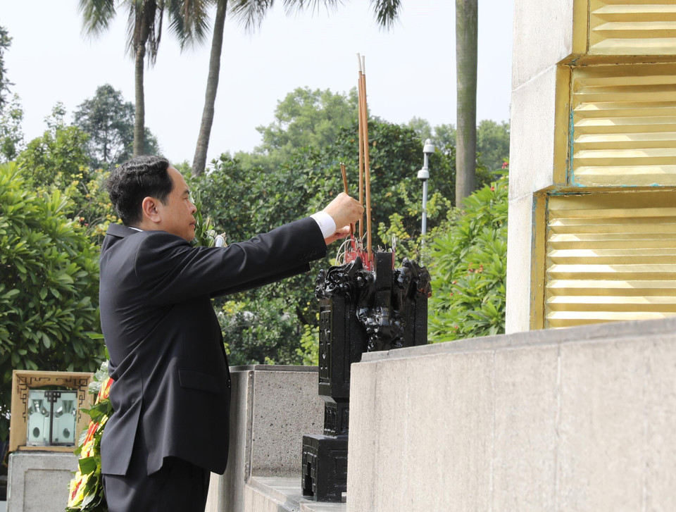 Bí thư Trung ương Đảng, Chủ tịch Ủy ban Trung ương Mặt trận Tổ quốc Việt Nam Trần Thanh Mẫn dâng hương. (Ảnh: Lâm Khánh/TTXVN)