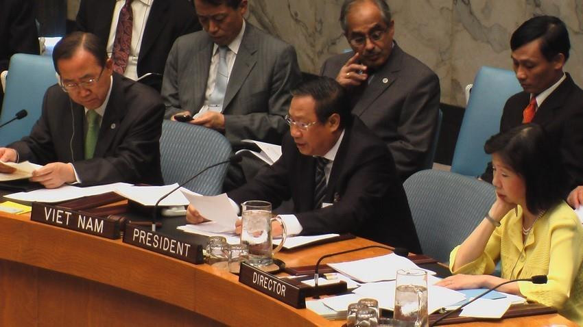 Ngày 17/7/2008, tại trụ sở LHQ ở New York (Mỹ), Phó Thủ tướng Phạm Gia Khiêm chủ trì phiên thảo luận của Hội đồng Bảo an LHQ về chủ đề "Trẻ em và xung đột vũ trang". Tổng Thư ký LHQ Ban Ki-moon (trái) và Phó Thủ tướng Phạm Gia Khiêm (giữa) tại phiên thảo luận. (Ảnh: Bùi Ngọc Hải/TTXVN)