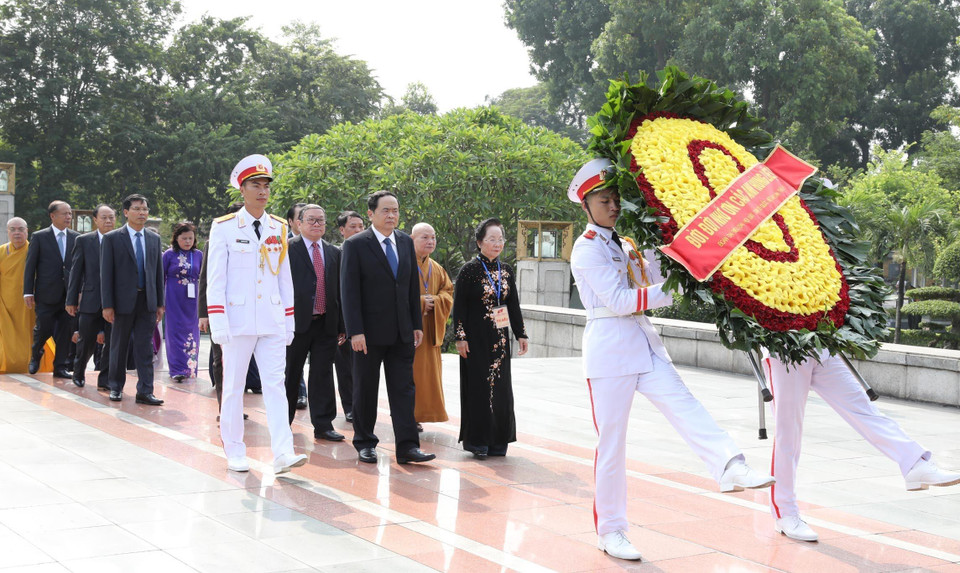 Đoàn đại biểu dự Đại hội đại biểu toàn quốc Mặt trận Tổ quốc Việt Nam lần thứ IX do ông Trần Thanh Mẫn, Bí thư Trung ương Đảng, Chủ tịch Ủy ban Trung ương Mặt trận Tổ quốc Việt Nam khóa VIII làm Trưởng đoàn đến đặt vòng hoa, dâng hương tưởng niệm các Anh hùng, Liệt sỹ tại Đài tưởng niệm Bắc Sơn. (Ảnh: Lâm Khánh/TTXVN)