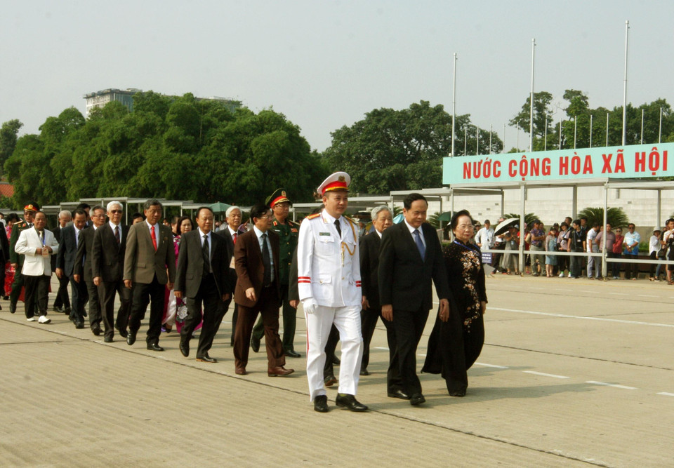 Đoàn đại biểu dự Đại hội đại biểu toàn quốc Mặt trận Tổ quốc Việt Nam lần thứ IX do ông Trần Thanh Mẫn, Bí thư Trung ương Đảng, Chủ tịch Ủy ban Trung ương Mặt trận Tổ quốc Việt Nam khóa VIII làm Trưởng đoàn đến đặt vòng hoa và vào Lăng viếng Chủ tịch Hồ Chí Minh. (Ảnh: Nguyễn Dân/TTXVN)