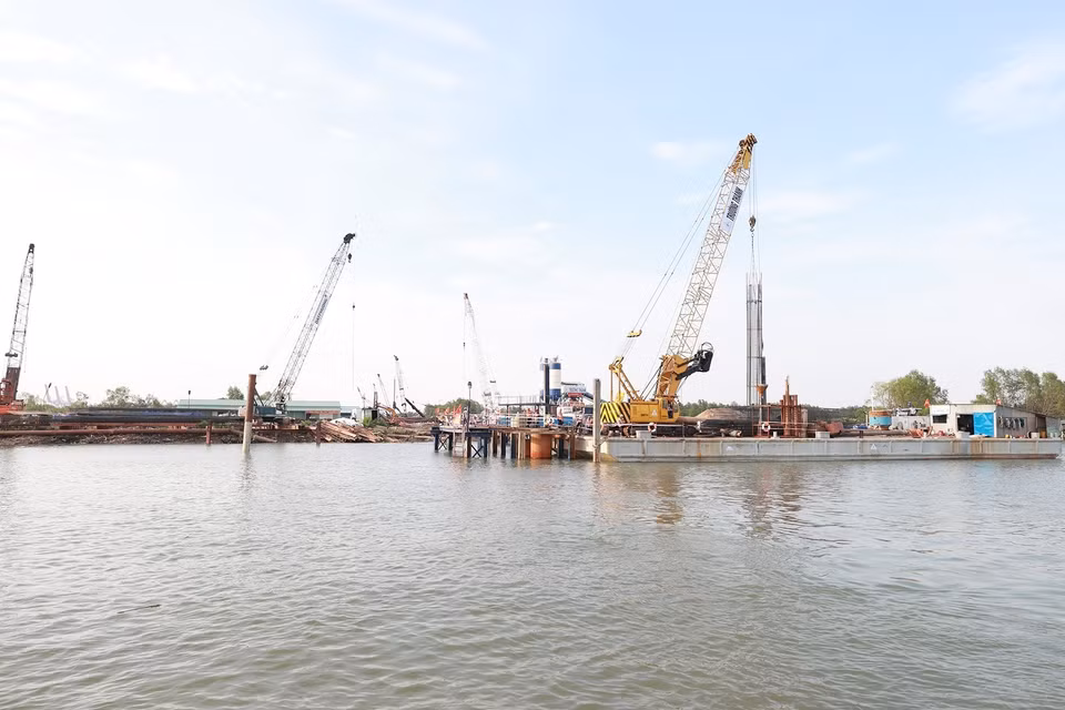 Dự án cầu Nhơn Trạch đang triển khai thi công trên sông Đồng Nai. (Ảnh: Dương Giang/TTXVN)