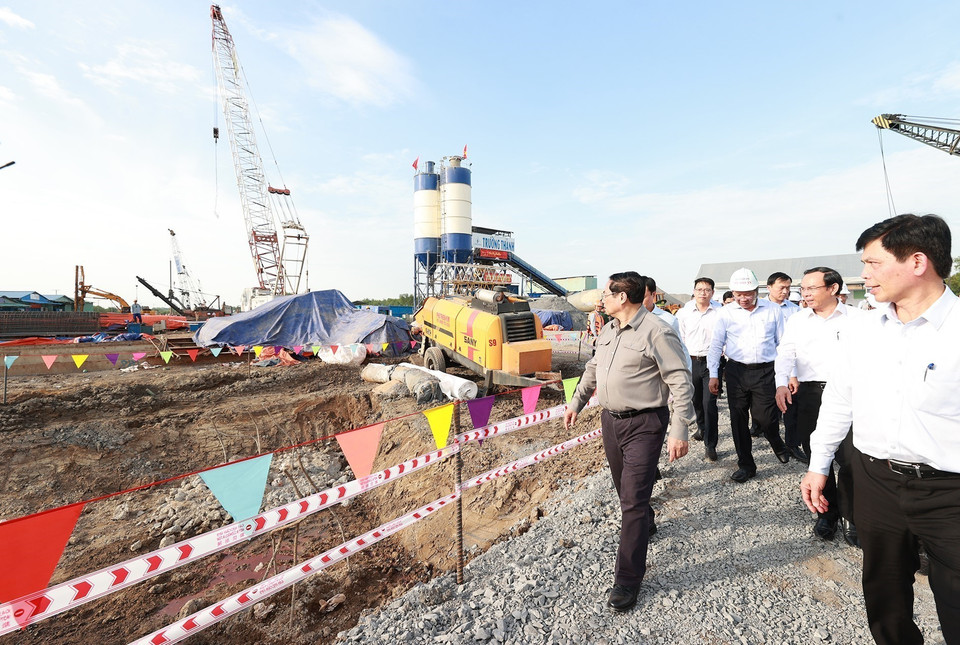 Thủ tướng Phạm Minh Chính kiểm tra tiến độ xây dựng cầu Nhơn Trạch. (Ảnh: Dương Giang/TTXVN)