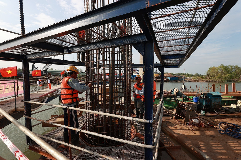 Các đơn vị triển khai thi công cầu Nhơn Trạch. (Ảnh: Dương Giang/TTXVN)