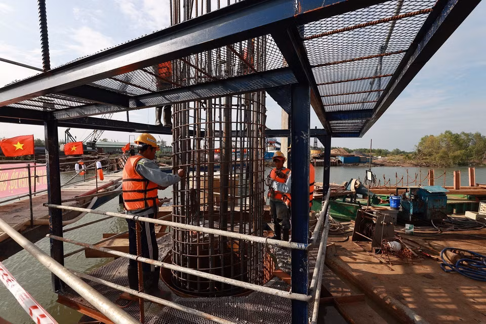Các đơn vị triển khai thi công cầu Nhơn Trạch. (Ảnh: Dương Giang/TTXVN)